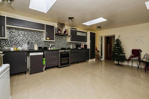 4 bedroom terraced house for sale, Henry Street, Peterborough
