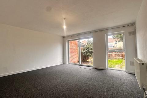 3 bedroom terraced house to rent, Target Close, Feltham, TW14