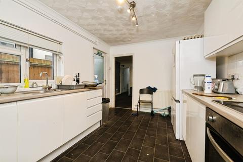 3 bedroom terraced house for sale, Thistlemoor Road, Peterborough