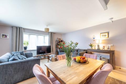 2 bedroom flat for sale, King George Crescent, Wembley, HA0