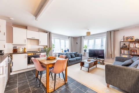 2 bedroom flat for sale, King George Crescent, Wembley, HA0