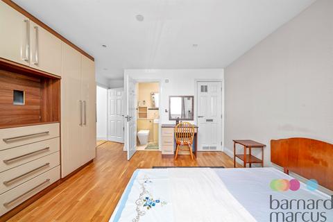 2 bedroom flat for sale, Royal Drive, London
