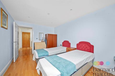 2 bedroom flat for sale, Royal Drive, London