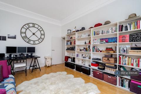 2 bedroom flat to rent, Well Walk, London, NW3
