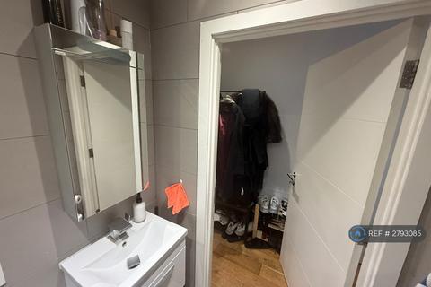 1 bedroom flat to rent, Queens Row, London, SE17