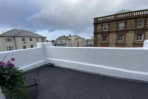 2 bedroom flat to rent, Queens Gardens, Eastbourne