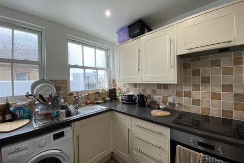 2 bedroom flat to rent, Queens Gardens, Eastbourne