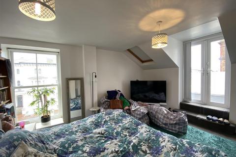 2 bedroom flat to rent, Queens Gardens, Eastbourne