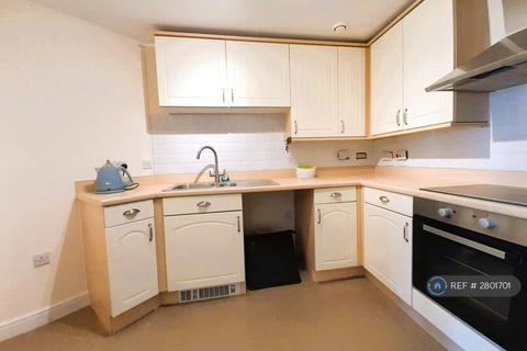 2 bedroom flat to rent, Stuart Road, Gravesend, DA11