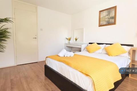 3 bedroom terraced house to rent, Wynter St, London, SW11