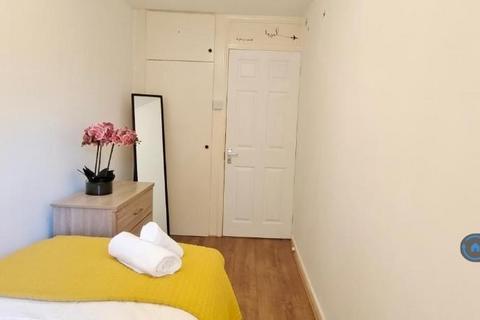 3 bedroom terraced house to rent, Wynter St, London, SW11