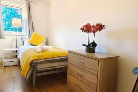 3 bedroom terraced house to rent, Wynter St, London, SW11