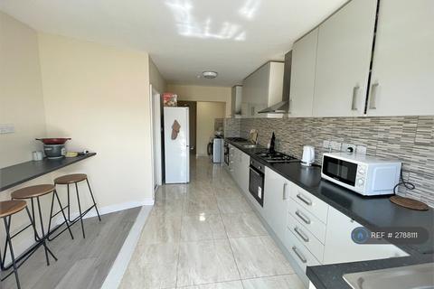 1 bedroom in a house share to rent, Bath Road, Hounslow, TW4