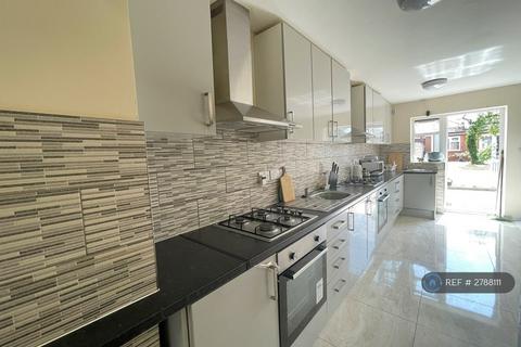 1 bedroom in a house share to rent, Bath Road, Hounslow, TW4