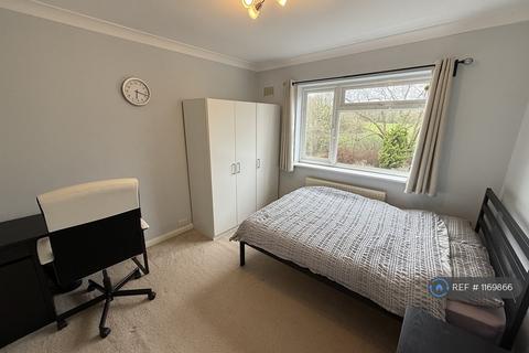 1 bedroom in a house share to rent, Park Avenue, Bushey, WD23