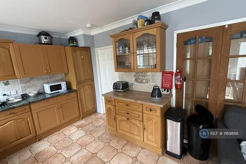 1 bedroom in a house share to rent, Park Avenue, Bushey, WD23