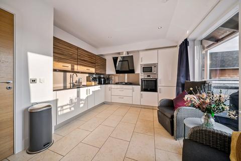 3 bedroom penthouse to rent, Brighouse Park Cross, Edinburgh