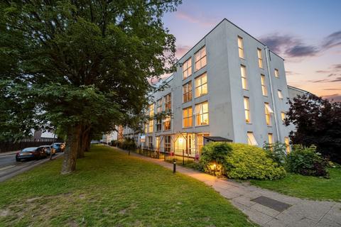 2 bedroom flat to rent, Green View, Salford, M7