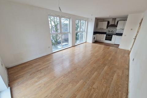 2 bedroom flat to rent, Green View, Salford, M7