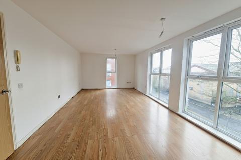 2 bedroom flat to rent, Green View, Salford, M7