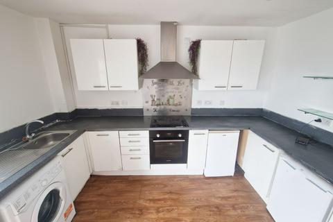 2 bedroom flat to rent, Green View, Salford, M7