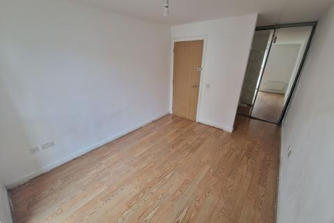 2 bedroom flat to rent, Green View, Salford, M7