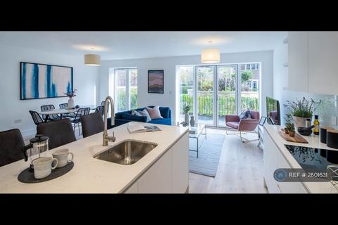 2 bedroom flat to rent, High Road, London, N20