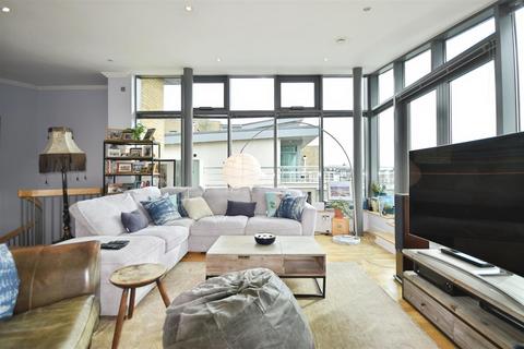 2 bedroom penthouse for sale, Tallow Road, Brentford