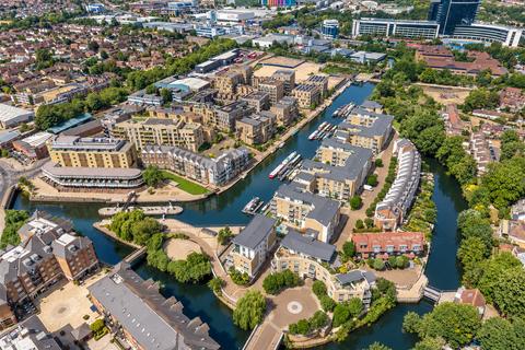 2 bedroom penthouse for sale, "The Island" Tallow Road, Brentford