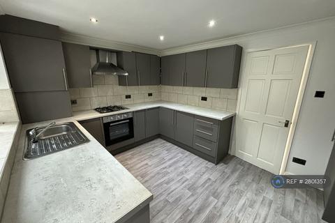 3 bedroom terraced house to rent, James Niven Court, Hull, HU9