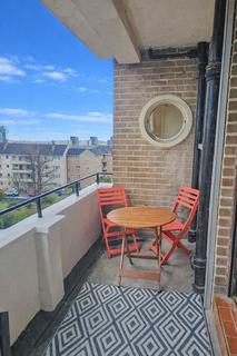 3 bedroom flat to rent, Thornwood Drive, Glasgow, G11 7UF