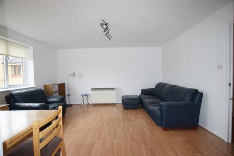 2 bedroom flat to rent, Draycott Close, London NW2
