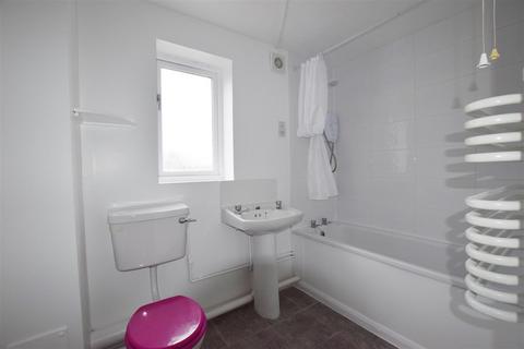 2 bedroom flat to rent, Draycott Close, London NW2