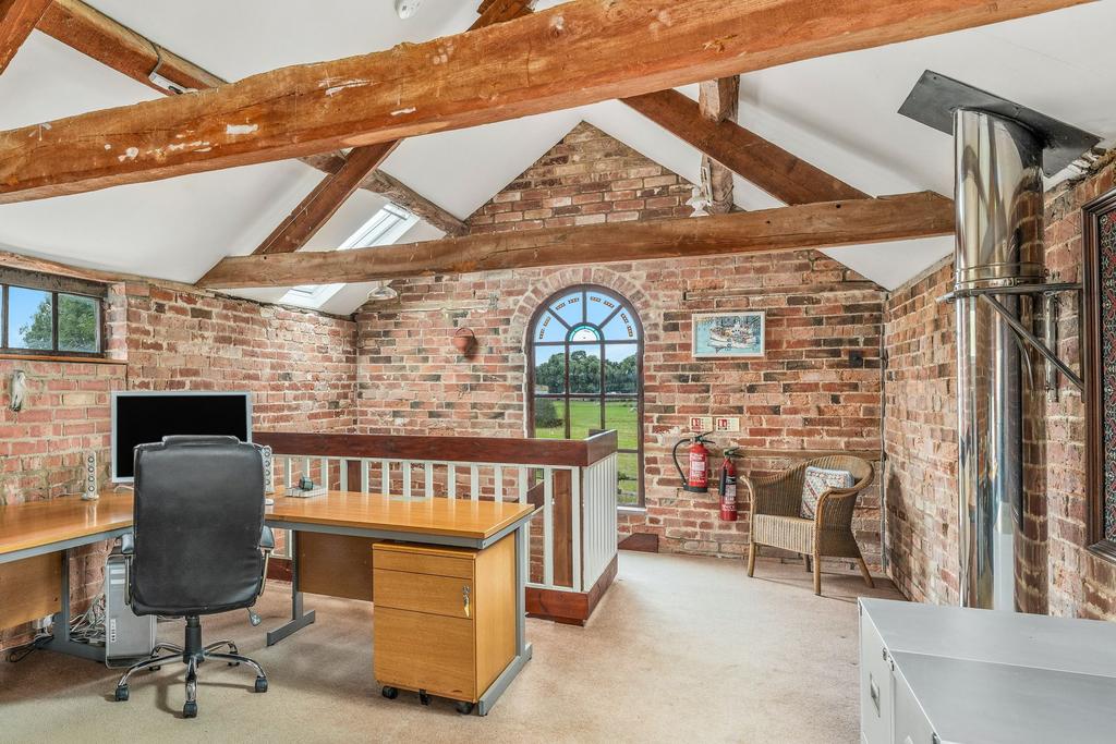 1583 sq ft approx in total