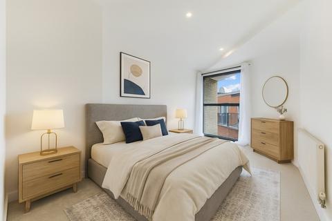 2 bedroom flat for sale, Acacia Road, London