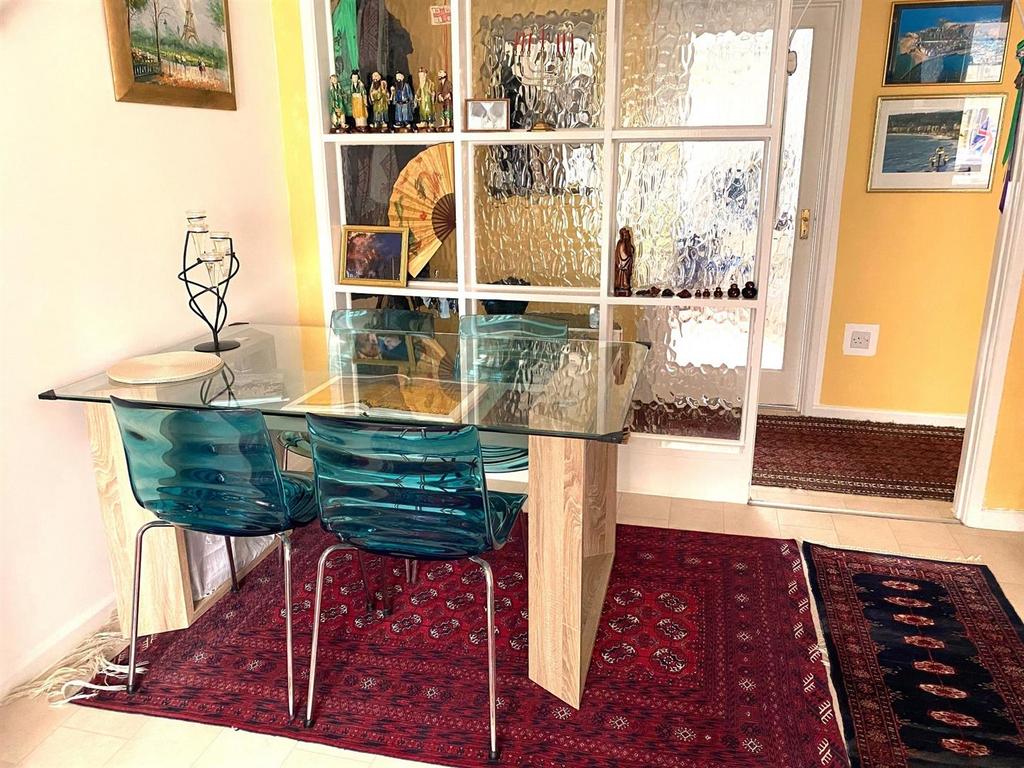 3 Braemar Ct - Lounge2.jpg