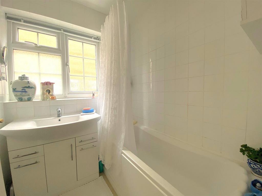 3 Braemar Ct - Bathroom.jpg