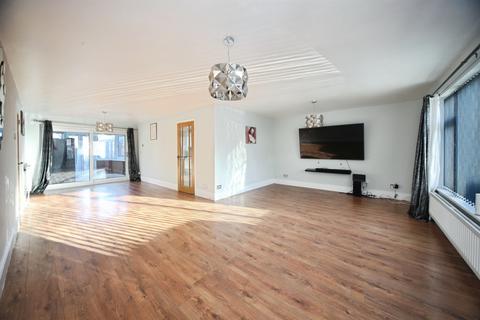 4 bedroom detached house for sale, Capron Road, Luton