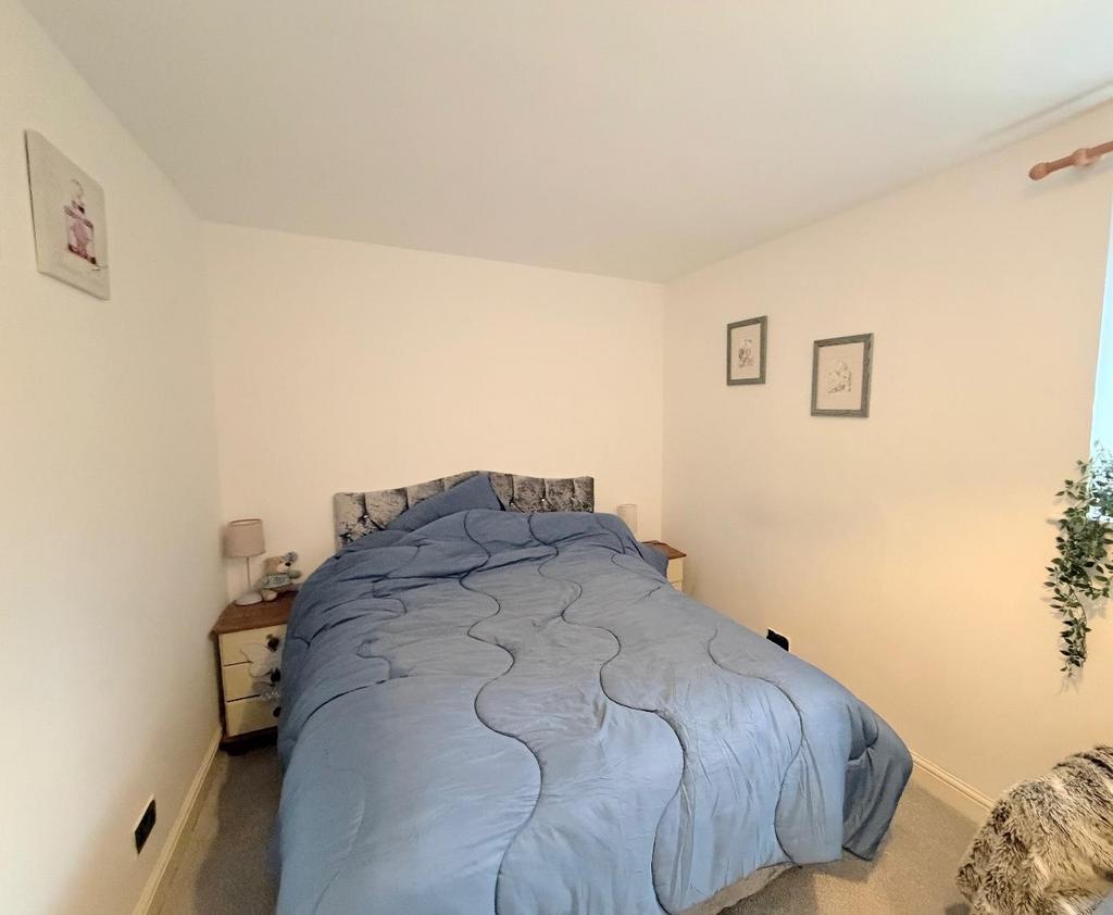 Bedroom ( rear)