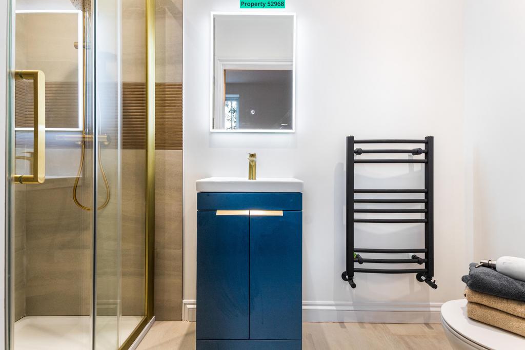 Ensuite to principal bedroom