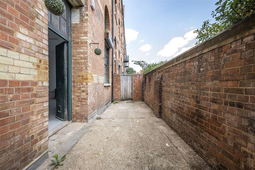 Spratt's Factory E14