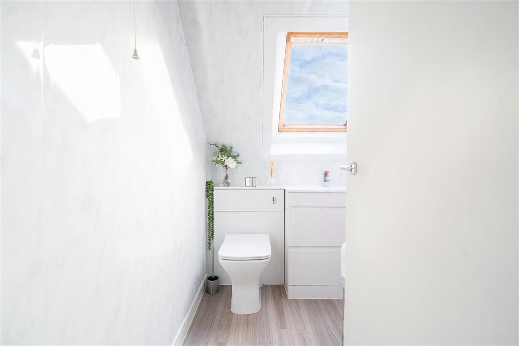 Bathroom.upstairs.jpg