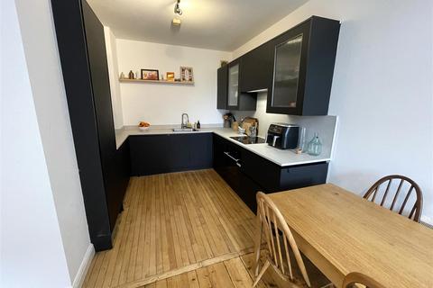 Chester Road, Manchester, M16