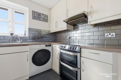 2 bedroom flat for sale, Blackthorn Court, Basildon SS16