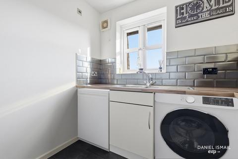2 bedroom flat for sale, Blackthorn Court, Basildon SS16