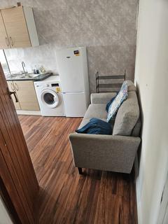 1 bedroom in a flat share to rent, The Glen, Southall UB2