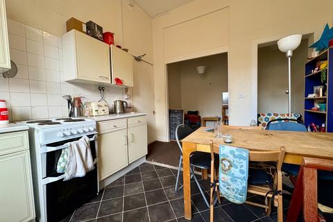 3 bedroom flat to rent, Teviot Place, Old Town, Edinburgh, EH1