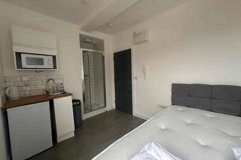 1 bedroom semi-detached house to rent, 16 Well Hall Parade, Greater London SE9