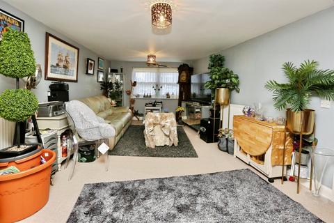 2 bedroom flat for sale, Orme Court, Fareham