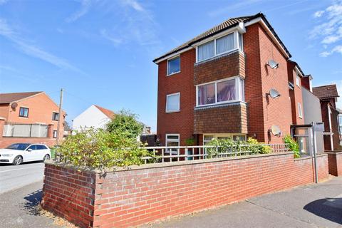 2 bedroom flat to rent, Station Road, Cromer